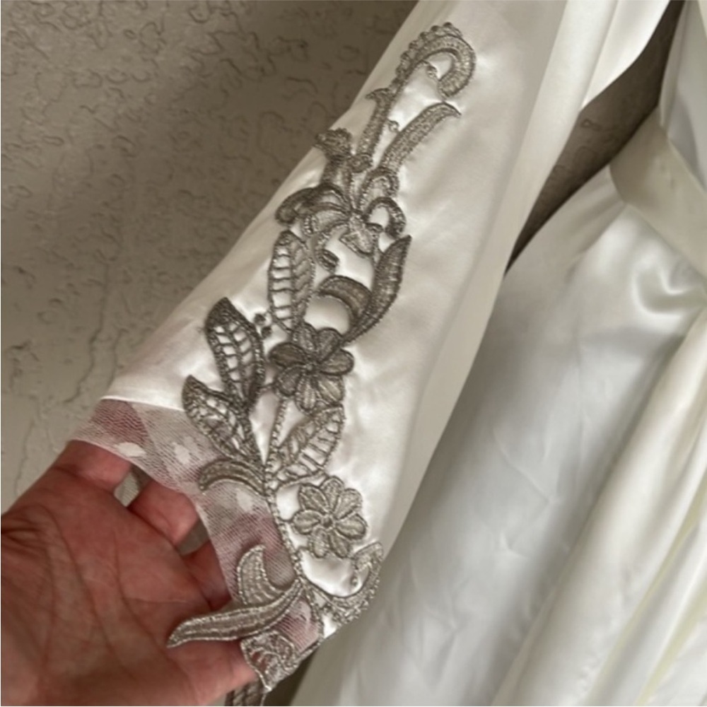 Flora by‎ Flora Nikrooz Sleeve Appliqué Detail Long Robe - Picture 4 of 10